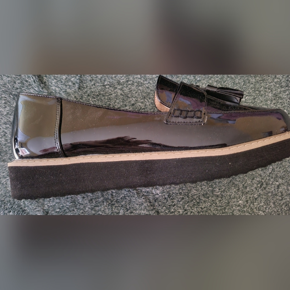 Black patent faux leather loafer size 10W ladies - Picture 4 of 4